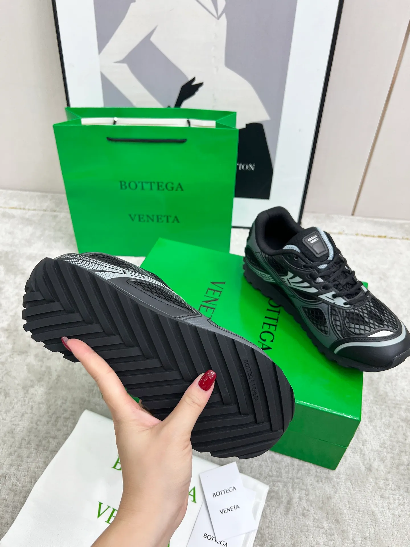 P540. Top version (couples model) Bottega Veneta Bottega Veneta 23ss autumn and winter show BV Orbit sneakers Wang Yibo's same style couples casual shoes dad shoes! Runner sneakers! Original purchase and development!  Made of original lightweight technical mesh fabric, the same as the original version! The process is complicated!  Paired with a rubber outsole designed with a geometric pattern, the high version of the Wang Zha series is actually much taller, but the legs still look slim. Very nice. Durable and playable, standard and version-matching shoe package technology, look for high-end versions. The original outsole is exclusively molded, and the color-blocked TPU outsole is used. The material and weight are the same as the original!  Size: #Female 35-41 (40 and 41 customized sizes are non-refundable) Male 39-45 (45 size customized are non-returnable and exchangeable)